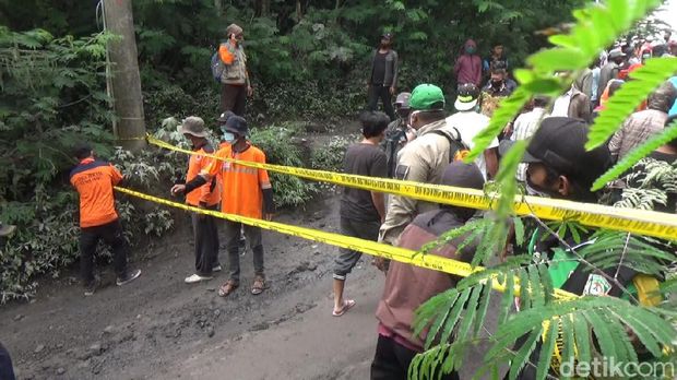 warga jubeli lahar gunung semeru meletus