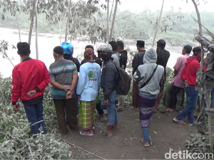 Lokasi Material Muntahan Gunung Semeru Jadi Tontonan Warga