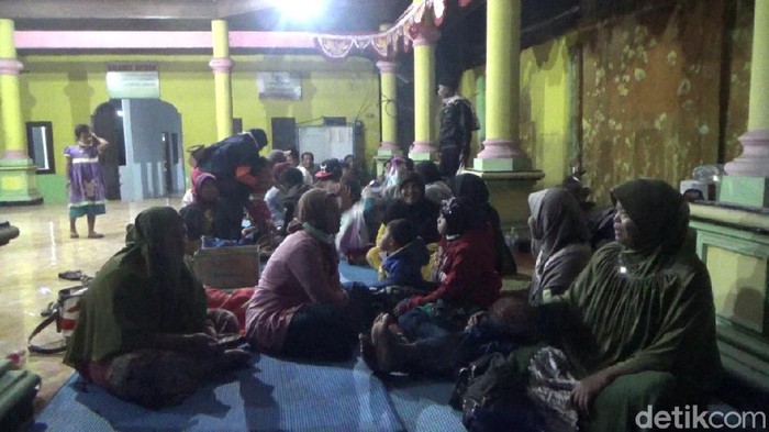 Warga korban Gunung Semeru di pengungsian