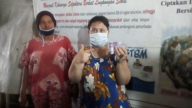 Warga yang mengaku menerima uang dan berpose 2 jari (Tim detikcom)