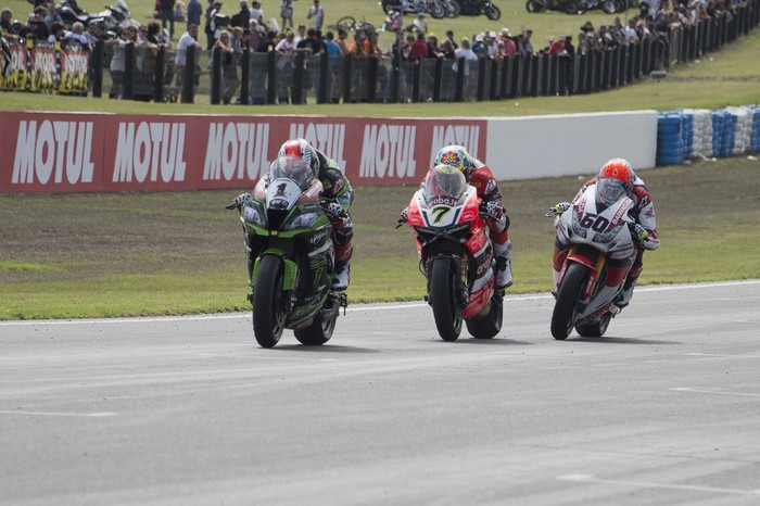 PHILLIP ISLAND, AUSTRALIA - FEBRUARY 27:  Jonathan Rea of Great Britain and KAWASAKI RACING TEAM leads the field during the WSBK Race 1 during qualifying for round one of the 2016 World Superbike Championship at Phillip Island Grand Prix Circuit on February 27, 2016 in Phillip Island, Australia.  (Photo by Mirco Lazzari gp/Getty Images)