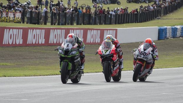 PHILLIP ISLAND, AUSTRALIA - FEBRUARY 27:  Jonathan Rea of Great Britain and KAWASAKI RACING TEAM leads the field during the WSBK Race 1 during qualifying for round one of the 2016 World Superbike Championship at Phillip Island Grand Prix Circuit on February 27, 2016 in Phillip Island, Australia.  (Photo by Mirco Lazzari gp/Getty Images)