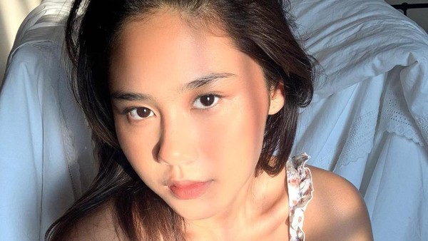 10 Potret Manis Nadin Amizah yang Mendadak Trending