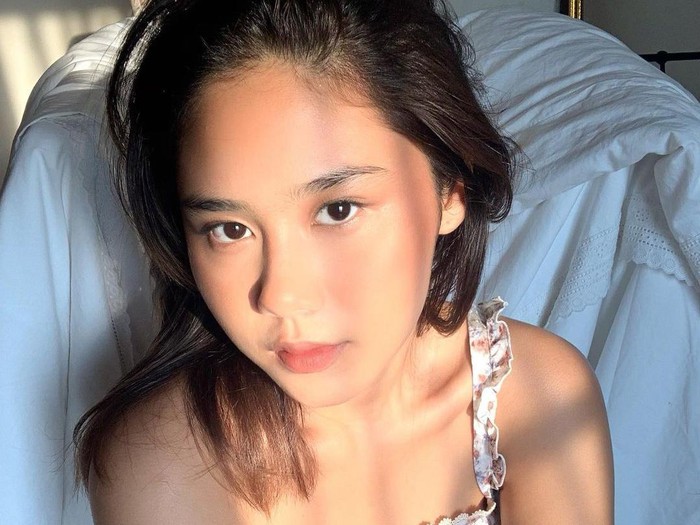 10 Potret Manis Nadin Amizah