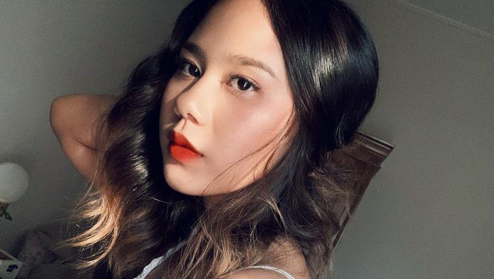 10 Potret Manis Nadin Amizah