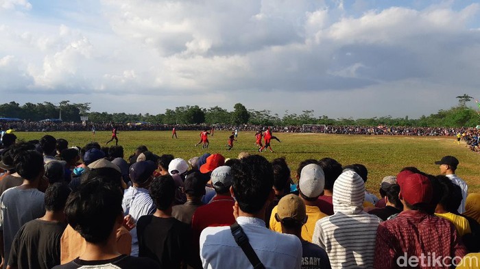 Warga berkerumun menyaksikan pertandingan sepakbola antar kampung di lapangan bola Gelora Graha Cibogo Nyapah, Kecamatan Walantaka, Kota Serang, Rabu (2/12/2020).