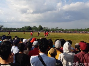 Kapolsek Ditegur Gegara Kerumunan Penonton Bola Tarkam di Serang