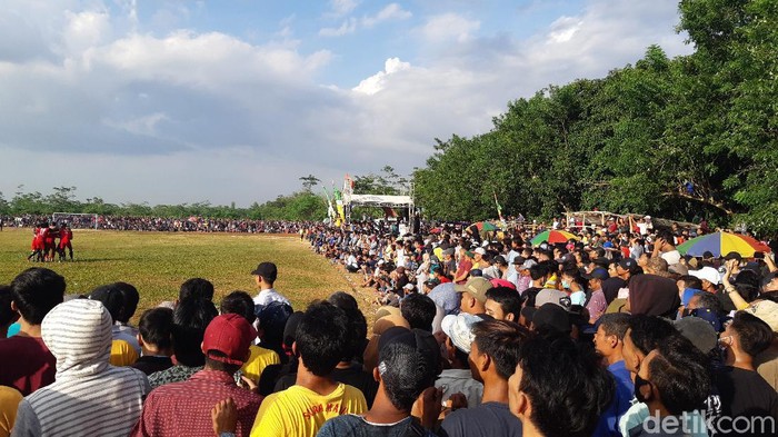 Warga berkerumun menyaksikan pertandingan sepakbola antar kampung di lapangan bola Gelora Graha Cibogo Nyapah, Kecamatan Walantaka, Kota Serang, Rabu (2/12/2020).