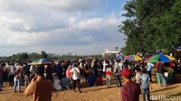 Warga pun berkerumun di sekeliling lapangan untuk mendukung tim mereka atau sekadar menonton untuk hiburan.  
