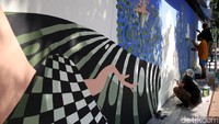 Menariknya, cat yang digunakan dalam pembuatan mural tersebut dapat memanfaatkan sinar matahari untuk mengurangi polutan udara berbahaya sekaligus memurnikan udara di sekitarnya. Agung Pambudhy/Detikcom.