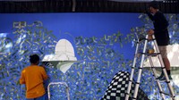 Dua orang seniman tengah membuat mural di dinding Institut Prancis Indonesia, Jakarta, Rabu (2/12/2020). Agung Pambudhy/Detikcom.