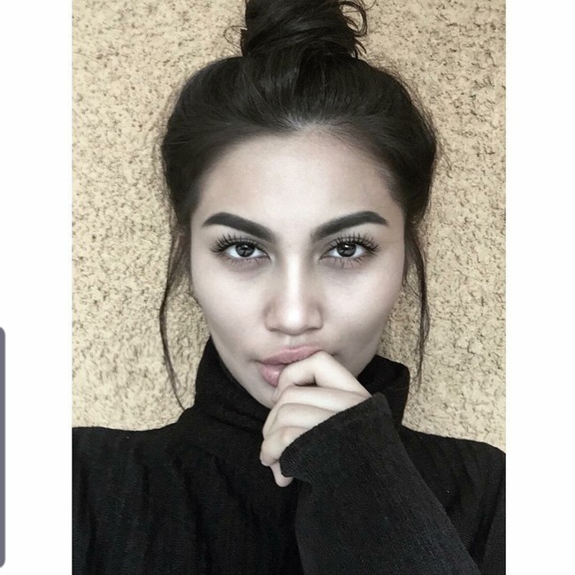 Dia punya trik khusus untuk membuat bibirnya menjadi lebih tebal. Ternyata rahasianya hanya menggunakan lip-liner yang digariskan overline yang berfungsi untuk mempertegas garis bibir sehingga bibirnya terlihat lebih tebal. Foto: Dok. Instagram