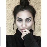 Dia punya trik khusus untuk membuat bibirnya menjadi lebih tebal. Ternyata rahasianya hanya menggunakan lip-liner yang digariskan overline yang berfungsi untuk mempertegas garis bibir sehingga bibirnya terlihat lebih tebal. Foto: Dok. Instagram