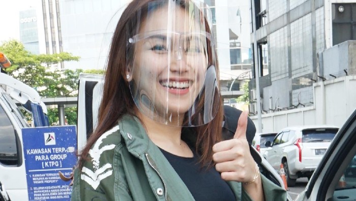 Ayu Ting Ting Senyum Manis