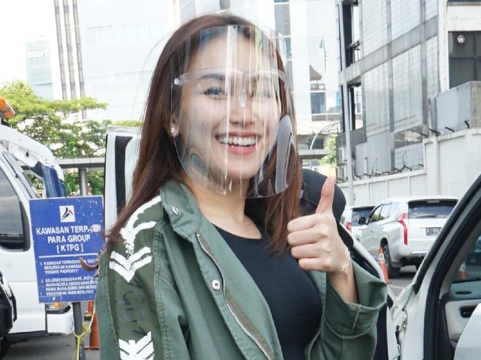 Ayu Ting Ting Senyum Manis