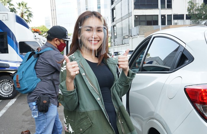 Ayu Ting Ting Senyum Manis