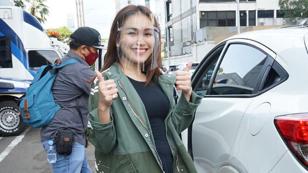 Ayu Ting Ting Senyum Manis