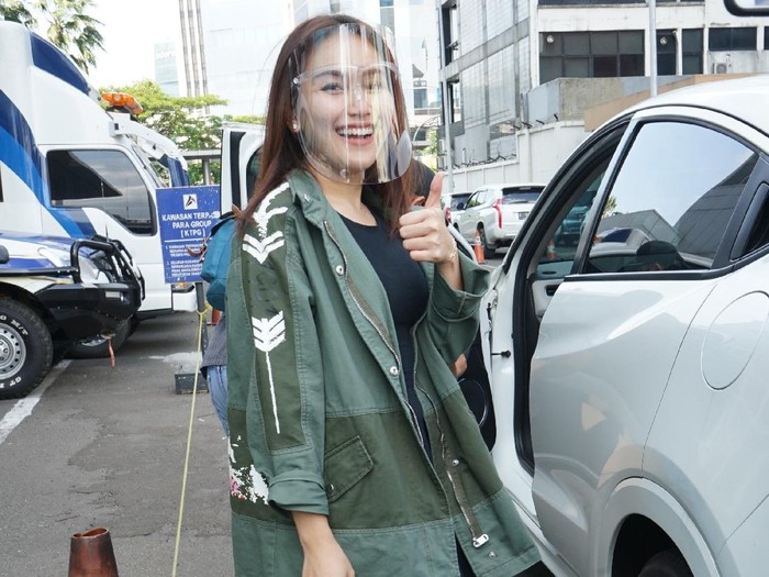 Ayu Ting Ting Senyum Manis