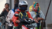 Banyak juga yang hanya mengaitkan maskernya ke dagu atau leher.