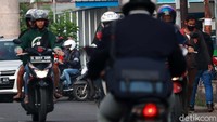 Tak hanya warga setempat, banyak juga pengendara yang tidak bermasker.