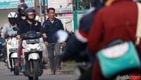 Wakil Wali Kota Bandung Yana Mulyana menyayangkan hal tersebut. Ia mengatakan, jika protokol kesehatan merupakan kebutuhan wajib dikala pandemi COVID-19 ini.