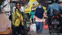 Pantauan detikcom, Selasa (2/12/2020) disekitar Pasar Kordon, Kecamatan Bandung Kidul masih ada warga yang tidak mengunakan masker.