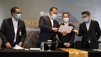 Direktur Utama Bank Bukopin Rivan A. Purwantono (kedua kiri) didampingi Chief of Operation Bank Bukopin Helmi Fahrudin (kiri), Chief Financial Officer Senghyup Sin (kedua kanan), Chief Strategic Officer Jikyu Jang (kanan) berfoto bersama saat konferensi pers virtual dengan Tema Transformasi Menuju Bukopin Baru di Jakarta.