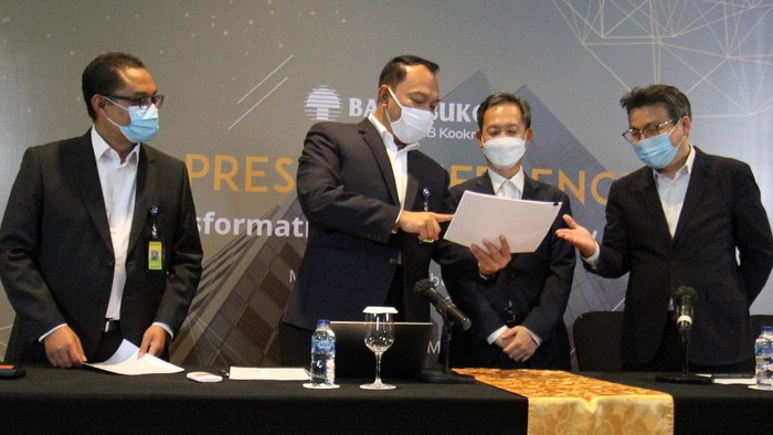 Bank Bukopin terus meningkatkan pelayanan kepada nasabah. Hal itu disampaikan Diret Bank Bukopin Rivan A. Purwantono dalam konferensi pers virtual.