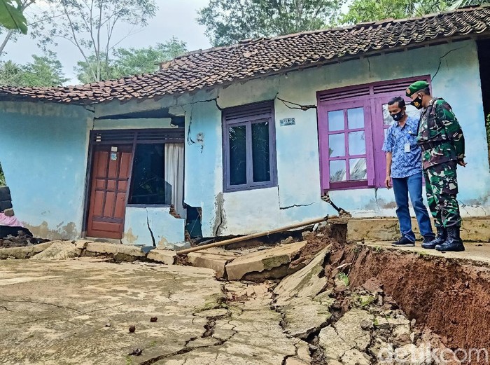 Bencana tanah bergerak di Banjarnegara, Rabu (2/12/2020).