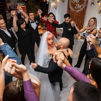 Acara tampak semakin meriah setelah pria yang memiliki nama lain Odd Jack ini berdansa bersama Margo di tengah para tamu. (Foto: Instagram/@yurii_tolochko)