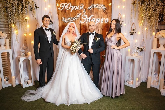 Seperti dikabarkan Daily Star awal Maret lalu, Yuri Tolochko mengungkapkan rencananya setelah menikah dengan Margo. Ia berharap bisa membeli rumah keluarga untuk dihuni bersama istrinya. Meskipun Yuri bersemangat untuk masa depannya dengan wanita lateks, banyak orang tak yakin dengan rencananya. Ia pun kerap dihujani kritik dan cibiran netizen karena hubungan yang tak biasa itu. Saya sering membaca komentar bahwa Margo seharusnya tidak diperlakukan seperti wanita hidup. Kenapa tidak? Kami berbicara tentang warna, emosi yang sangat berbeda, jelas Yuri. (Foto: Instagram/@yurii_tolochko)