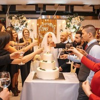 Pesta pernikahan berlangsung meriah dengan sesi bersulang bersama. Terdapat pula kue pernikahan untuk disantap bersama. (Foto: Instagram/@yurii_tolochko)