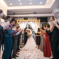 Foto lain juga memperlihatkan momen binaragawan asal Kazakhstan ini mencium Margo di hadapan para tamu. (Foto: Instagram/@yurii_tolochko)