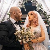 Penantian Yuri Tolochko untuk menikah akhirnya terwujud. Setelah sempat tertunda, sang binaragawan akhirnya mempersunting Margo, yang bukan lain adalah sebuah boneka seks. (Foto: Instagram/@yurii_tolochko)