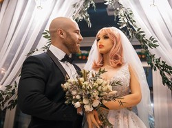 8 Potret Pernikahan Kontroversi Binaragawan dan Boneka Seks