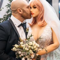 Yuri memamerkan momen bahagianya itu di Instagram baru-baru ini. Dari foto dan video yang diunggah, Yuri dan Margo berpenampilan layaknya sepasang pengantin. Gaun putih megar lengkap dengan veil membungkus tubuh Margo. Sementara, Yuri mengenakan tuksedo hitam dengan dasi kupu-kupu. (Foto: Instagram/@yurii_tolochko)