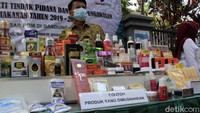 Poduk senilai puluhan miliar rupiah tersebut dimusnahkan secara simbolis di halaman belakang Kantor BPOM RI Bandung pada Rabu (2/11/2020. Produk ilegal yang dikusnahkan tersebut didominasi oleh produk kosmetik.
