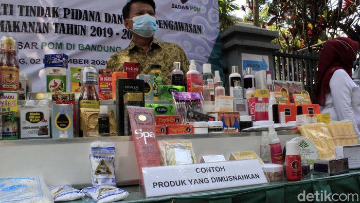 BPOM Bandung memusnahkan obat dan kosmetik ilegal. Barang ilegal tersebut dimusnahkan dengan cara dibakar di halaman Kantor BPOM RI Bandung.