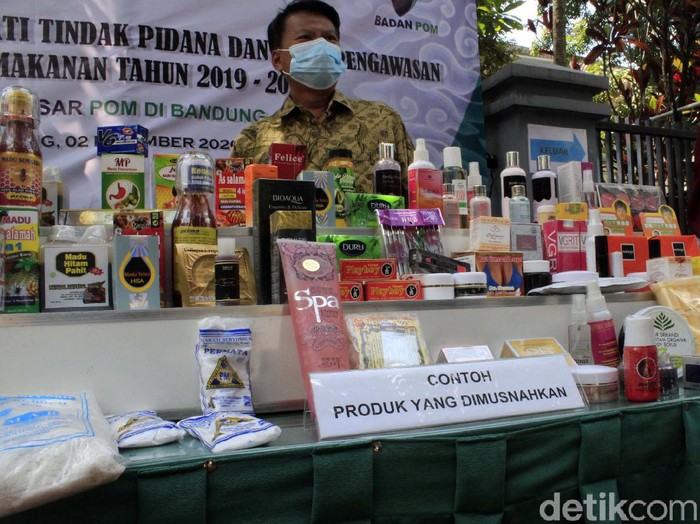 BPOM Bandung memusnahkan obat dan kosmetik ilegal. Barang ilegal tersebut dimusnahkan dengan cara dibakar di halaman Kantor BPOM RI Bandung.