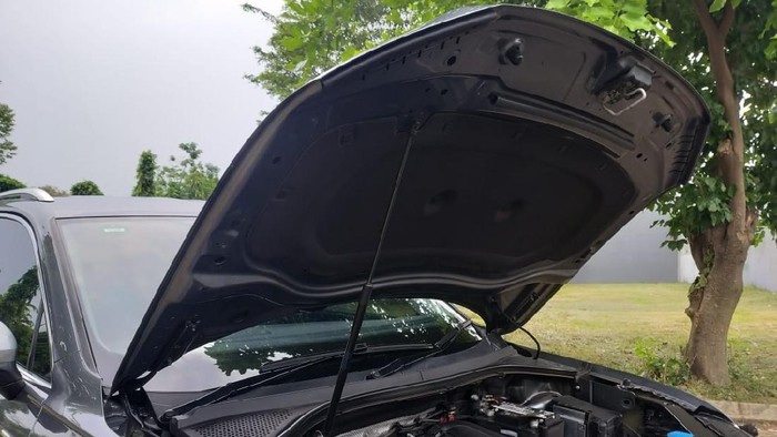 Cara menutup kap mesin mobil yang benar, dibanting atau ditekan?