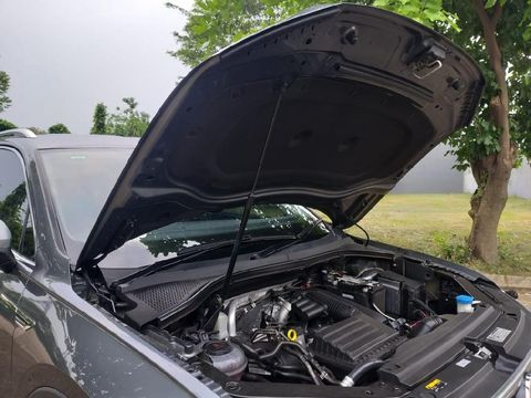 Cara menutup kap mesin mobil yang benar, dibanting atau ditekan?