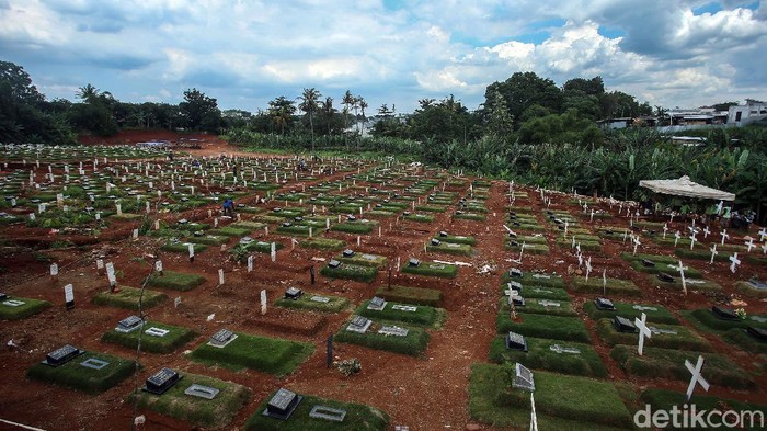 Corona Belum Habis, Lahan Pemakaman di Pondok Rangon Menipis Lahan khusus untuk jenazah COVID-19 muslim di TPU Pondok Rangon, Jaktim, penuh. Jenazah COVID-19 muslim pun diberi opsi dimakamkan dengan sistem tumpang.