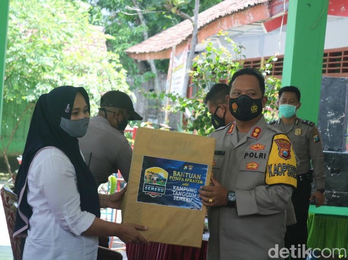 Kasus COVID-19 masih tinggi di Bojonegoro. Tak hanya Satgas, polisi pun terus gencar memerangi virus Corona.
