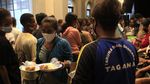Pengungsi Erupsi Gunung Ili Lewotolok Antre Makanan