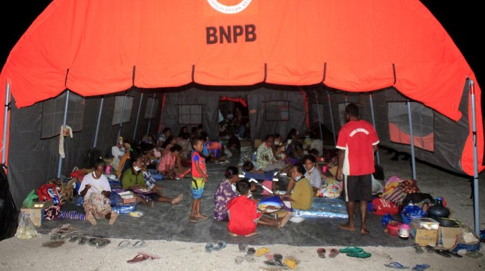 Sejumlah pengungsi korban erupsi gunung berapi Ili Lewotolok sedang beraktivitas salah satu tenda pengungsian di halaman Kantor Perpustakaan Daerah Kota Lewoleba, Kabupaten Lembata, NTT, Senin (1/12/2020). Berdasarkan laporan dari Badan Penangulangan Bencana Daerah (BPBD) Lembata jumlah warga yang sudah dievakuasi dari kawasan rawan bencana gunung Ili Lewotolok hingga Selasa (01/12) malam ini mencapai 6.237 jiwa dari total warga terdampak 21.000 jiwa.ANTARA FOTO/Kornelis Kaha. ANTARA FOTO/Kornelis Kaha/hp.