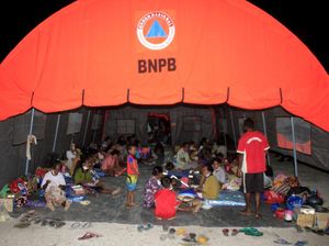 Gunung Ili Lewotolok di NTT Masih Erupsi, Hampir 8.000 Orang Mengungsi