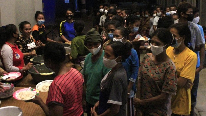 DAMPAK ERUPSI GUNUNG ILI LEWOTOLOK Sejumlah pengungsi korban erupsi gunung berapi Ili Lewotolok sedang beraktivitas salah satu tenda pengungsian di halaman Kantor Perpustakaan Daerah Kota Lewoleba, Kabupaten Lembata, NTT, Senin (1/12/2020). Berdasarkan laporan dari Badan Penangulangan Bencana Daerah (BPBD) Lembata jumlah warga yang sudah dievakuasi dari kawasan rawan bencana gunung Ili Lewotolok hingga Selasa (01/12) malam ini mencapai 6.237 jiwa dari total warga terdampak 21.000 jiwa.ANTARA FOTO/Kornelis Kaha. ANTARA FOTO/Kornelis Kaha/hp.