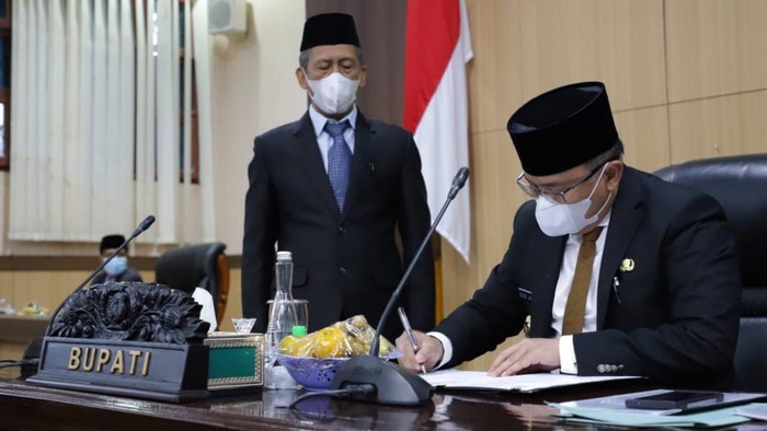 Dodi Reza meneken Raperda Corona (dok Humas).