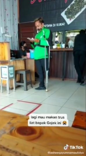 Semangat Driver Ojol Antarkan Makanan Walau  Hanya Punya Satu Kaki