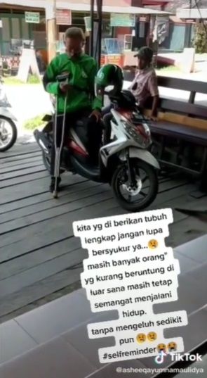Semangat Driver Ojol Antarkan Makanan Walau  Hanya Punya Satu Kaki